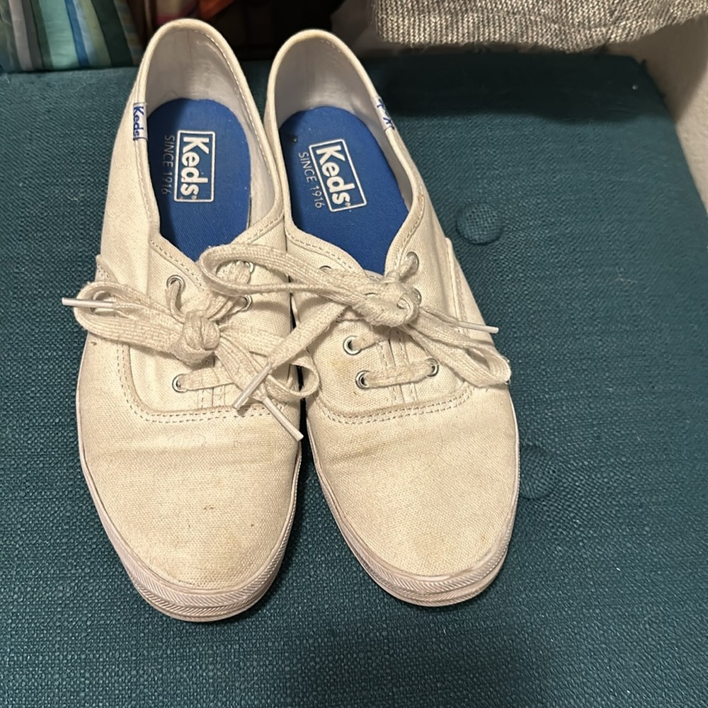 Keds. Good condition, could use a wash. - Picture 3 of 3